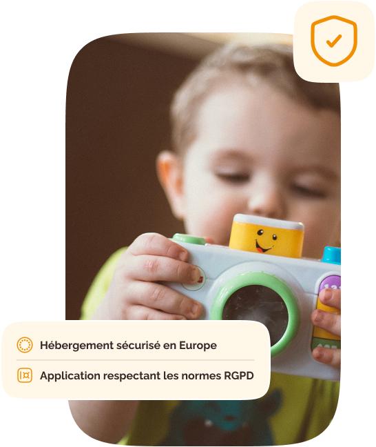 Enfant avec un appareil photo jouet — souvenirs de famille avec Marmo.