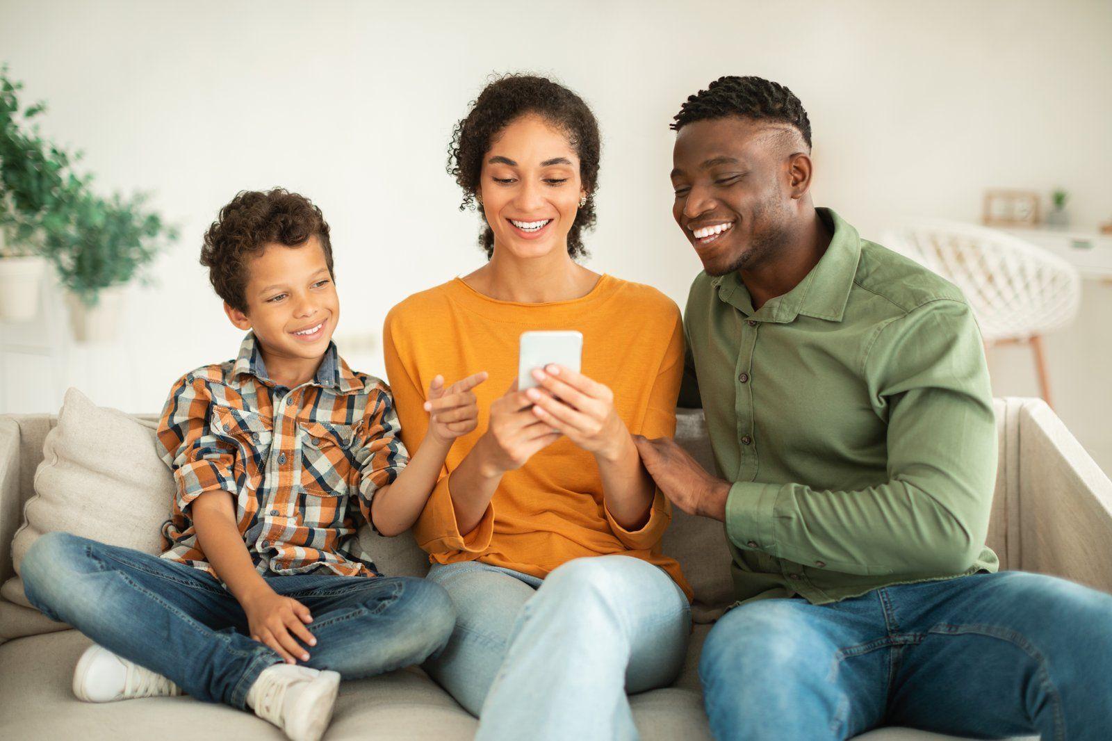 Famille regardant des photos ensemble sur un smartphone
