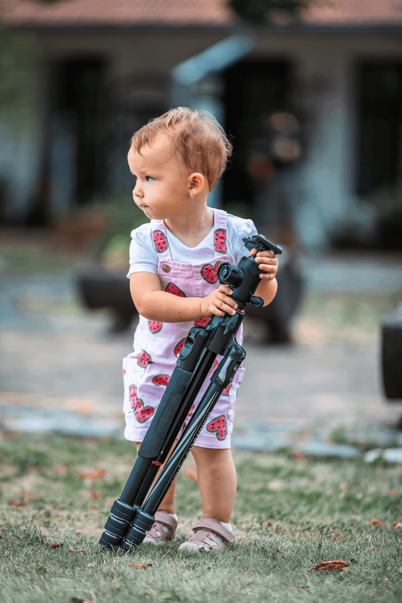 petite fille qui tient un trépied
