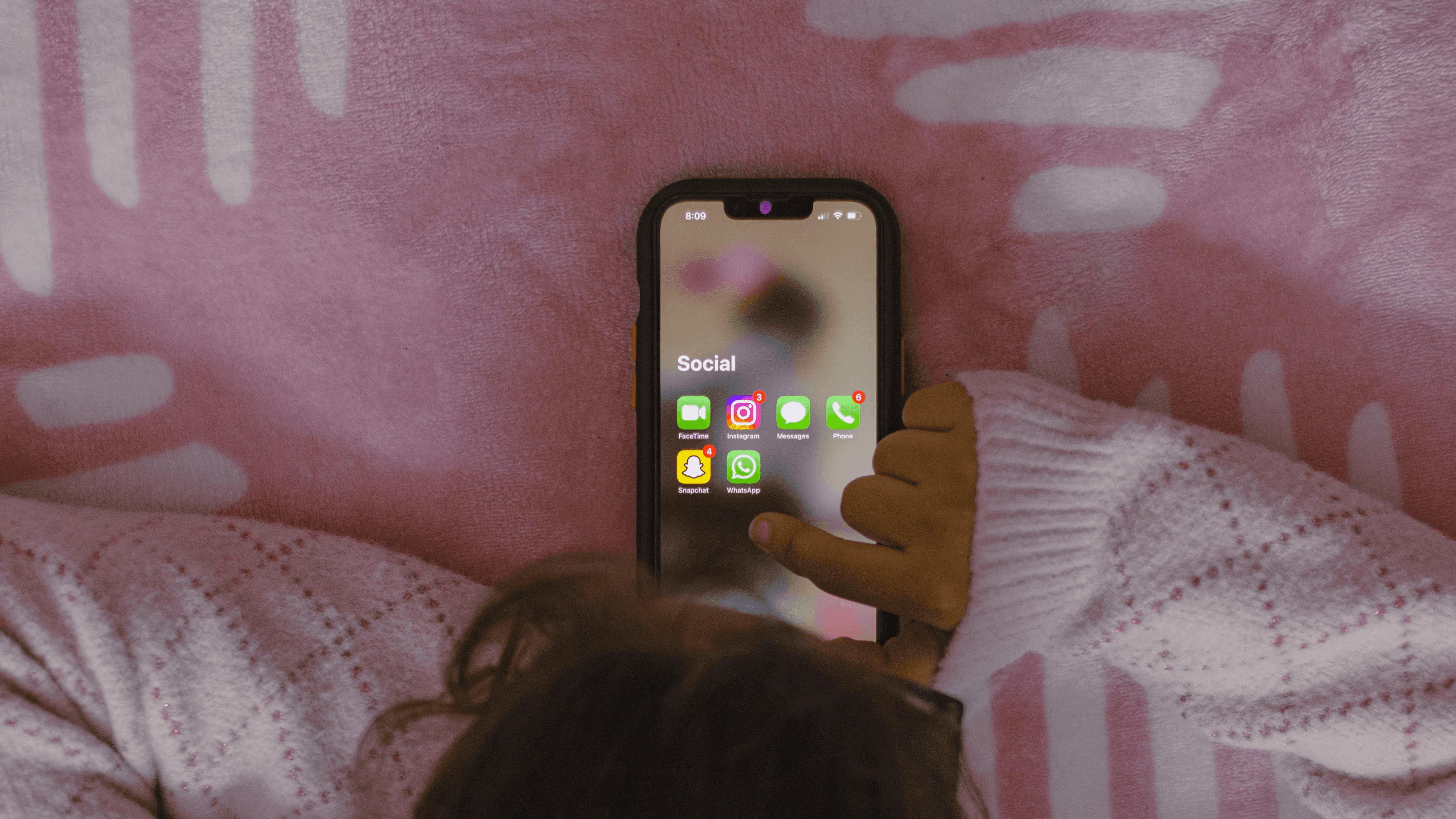 enfant sur téléphone applications sociales