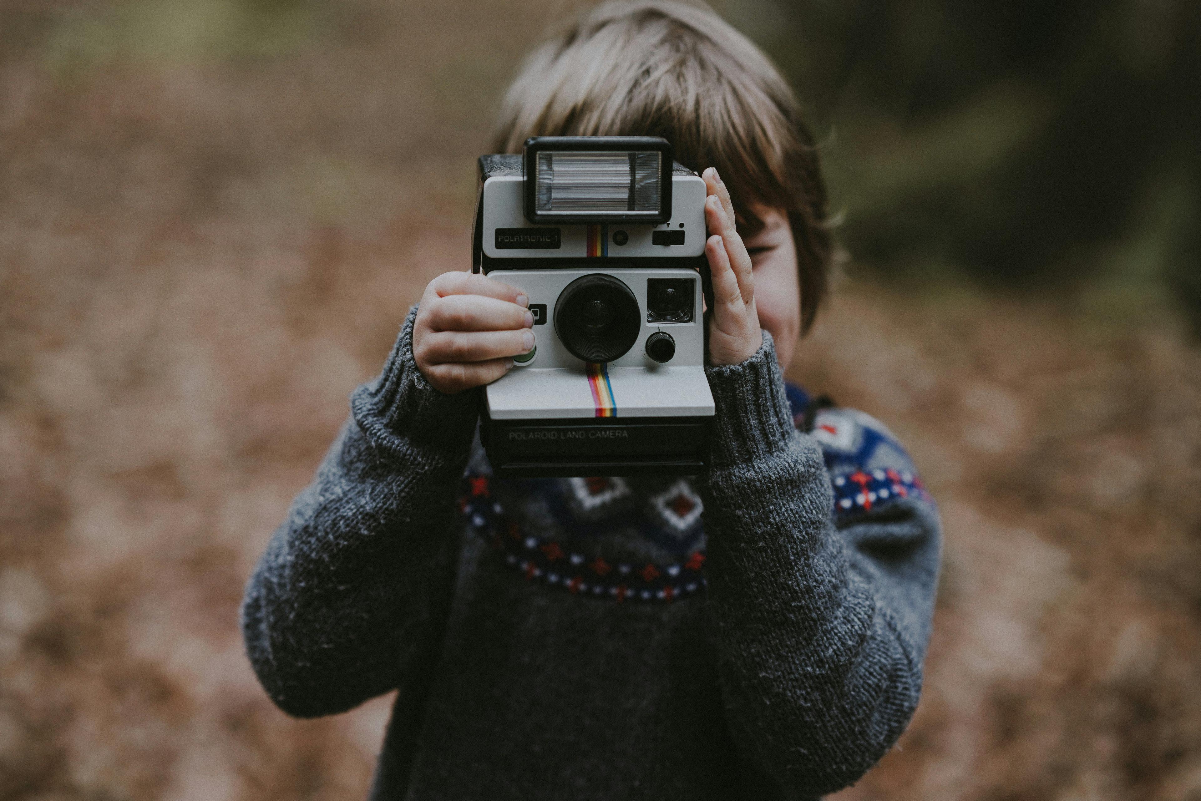 enfant avec son appareil photo