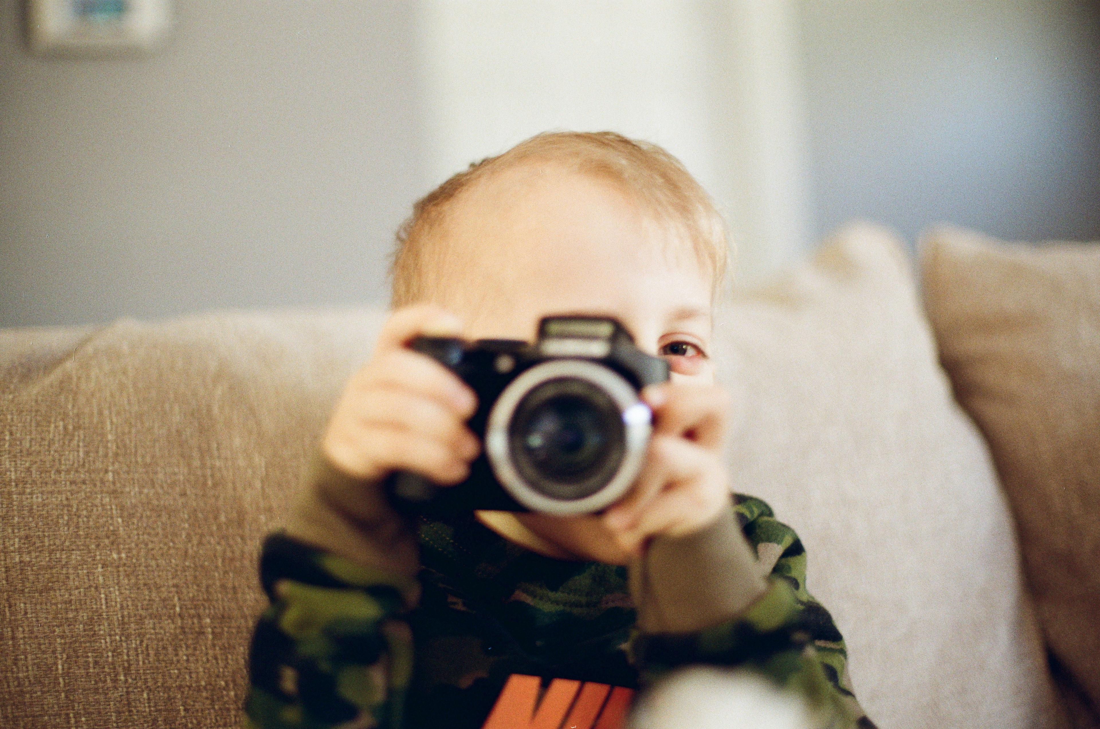 enfant avec un appareil