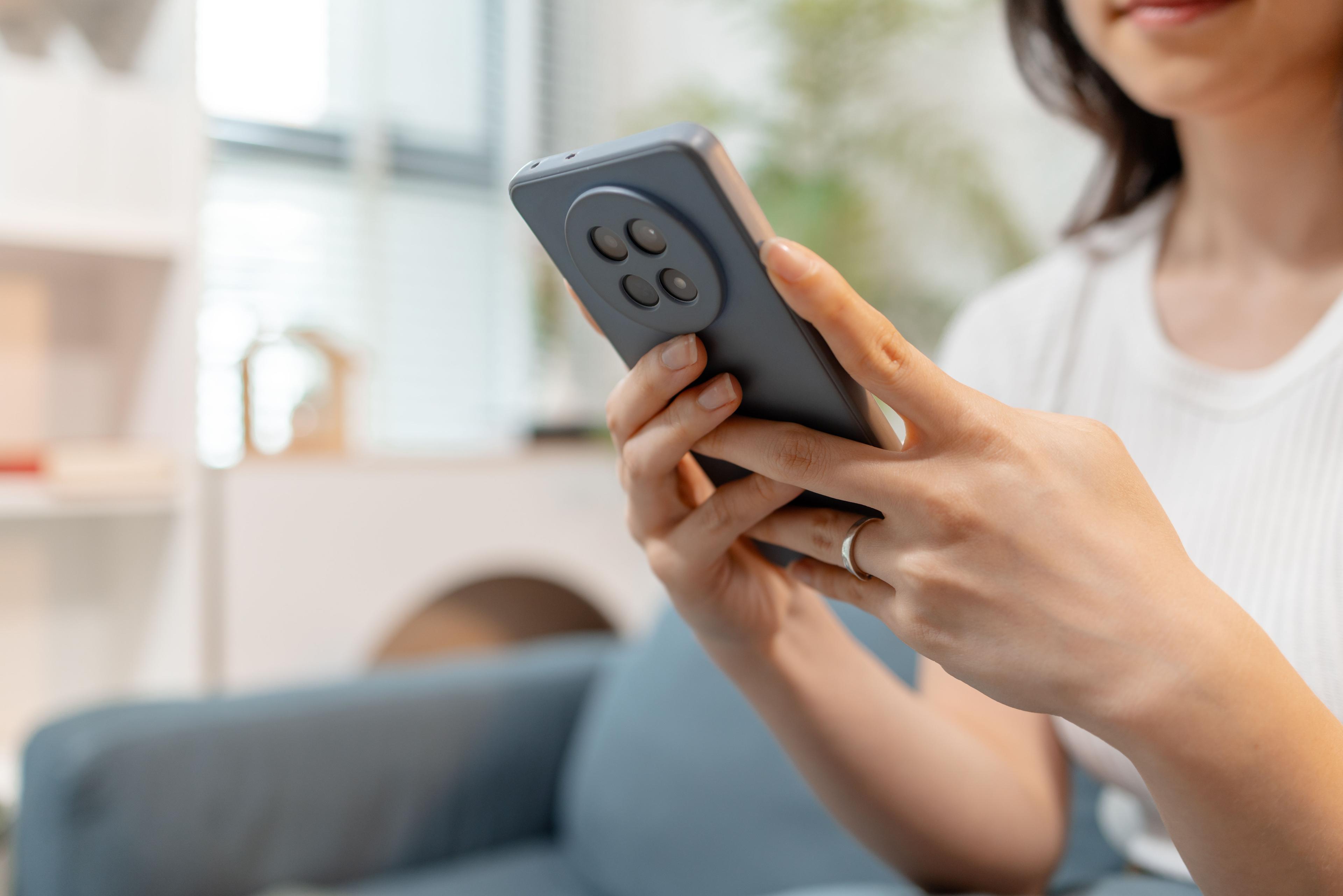 Parent vérifiant les paramètres de sauvegarde automatique sur son smartphone