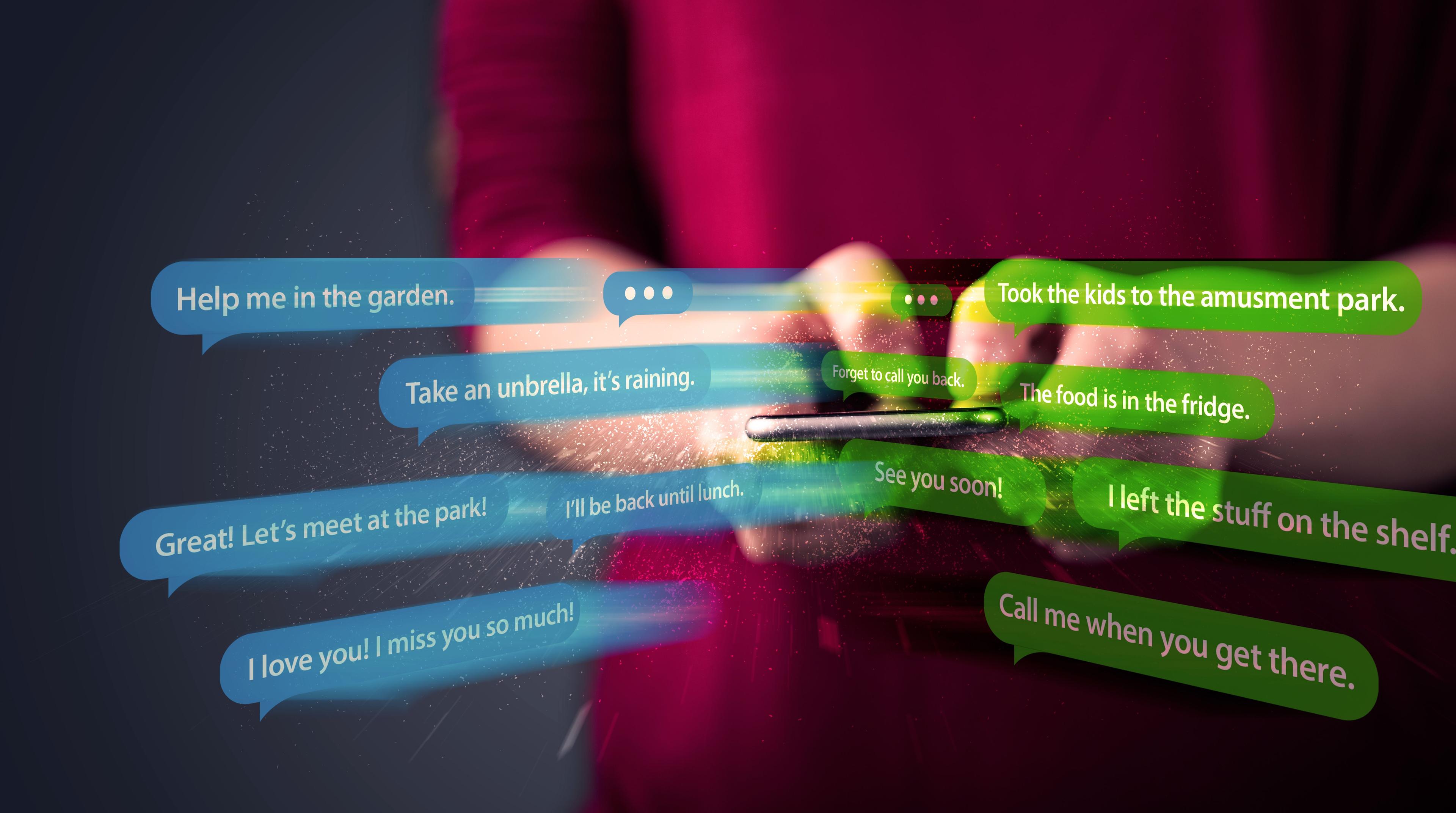 Personne faisant défiler de nombreux messages sur son téléphone à la recherche d'une photo