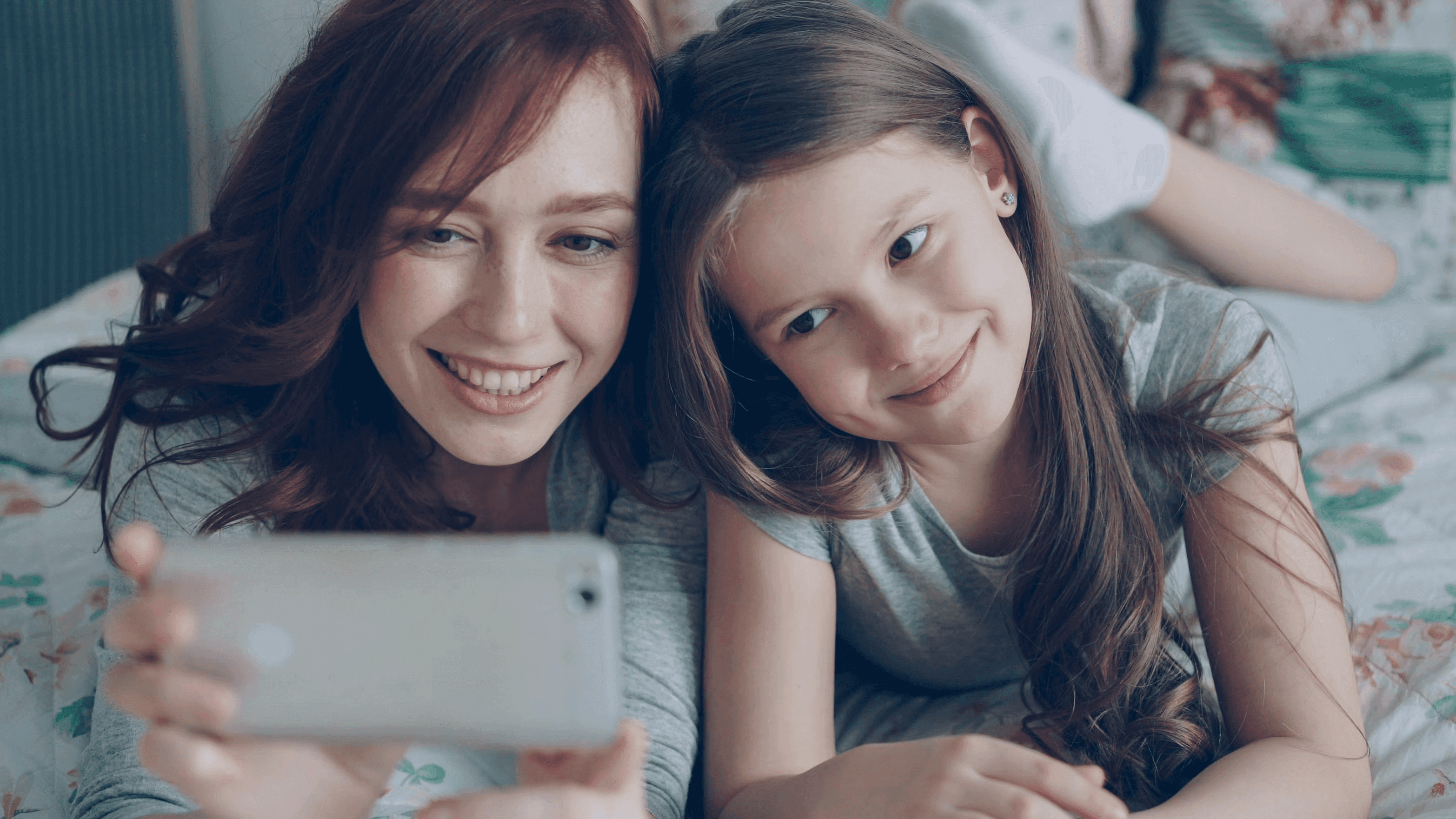 mère et fille regarde ensemble un smartphone