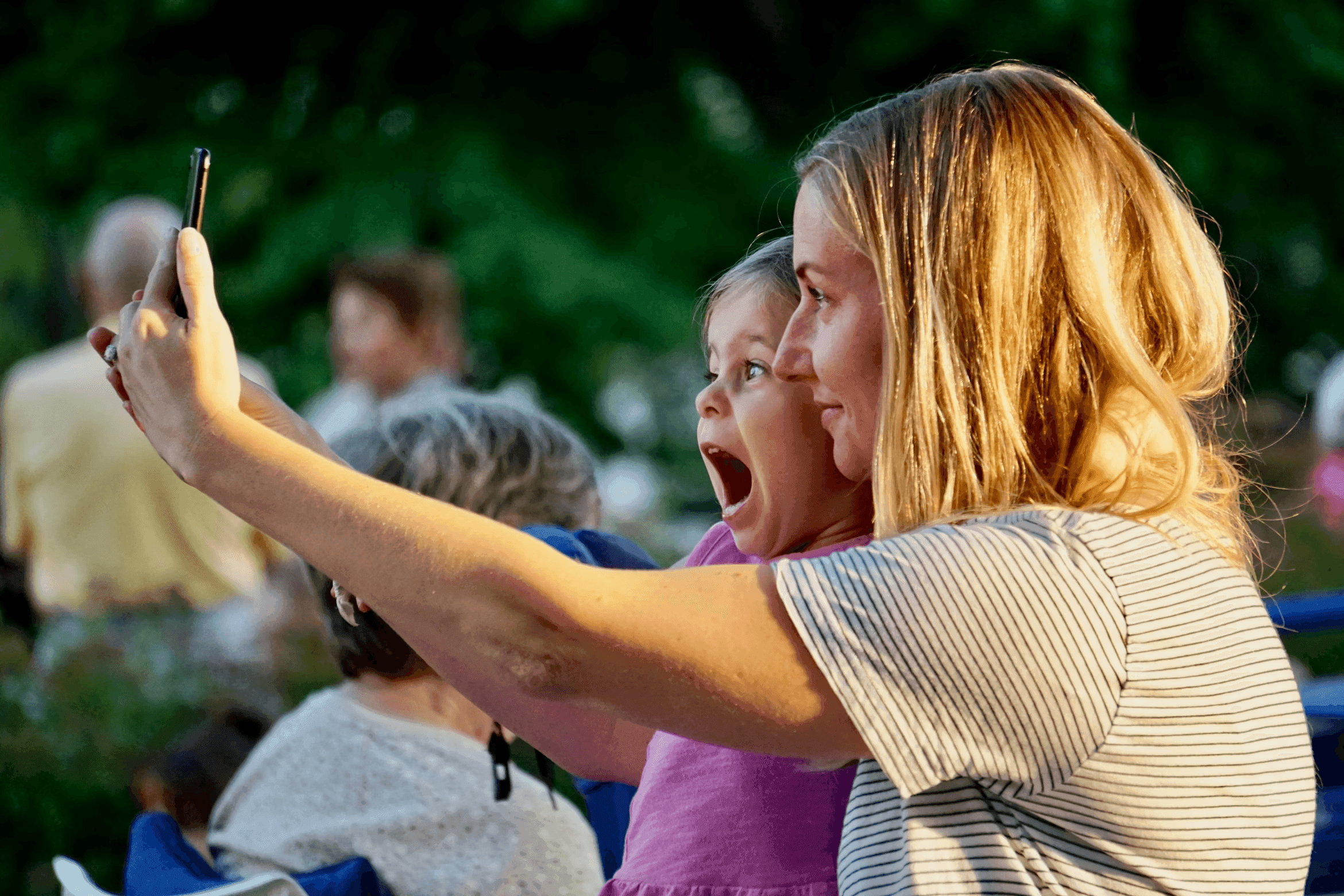 mère et fille prenant un selfie souvenir