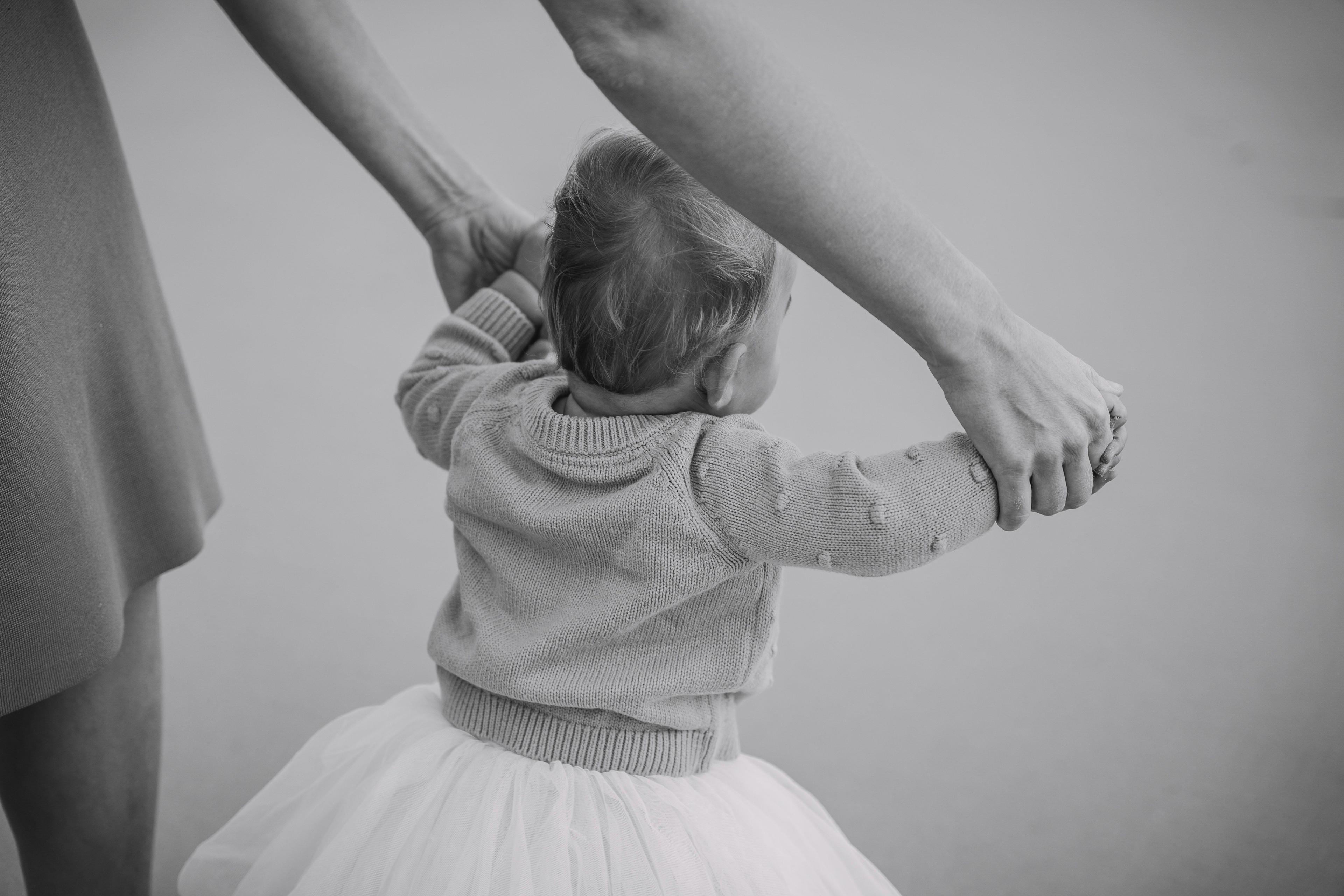 enfant marche avec de l'aide