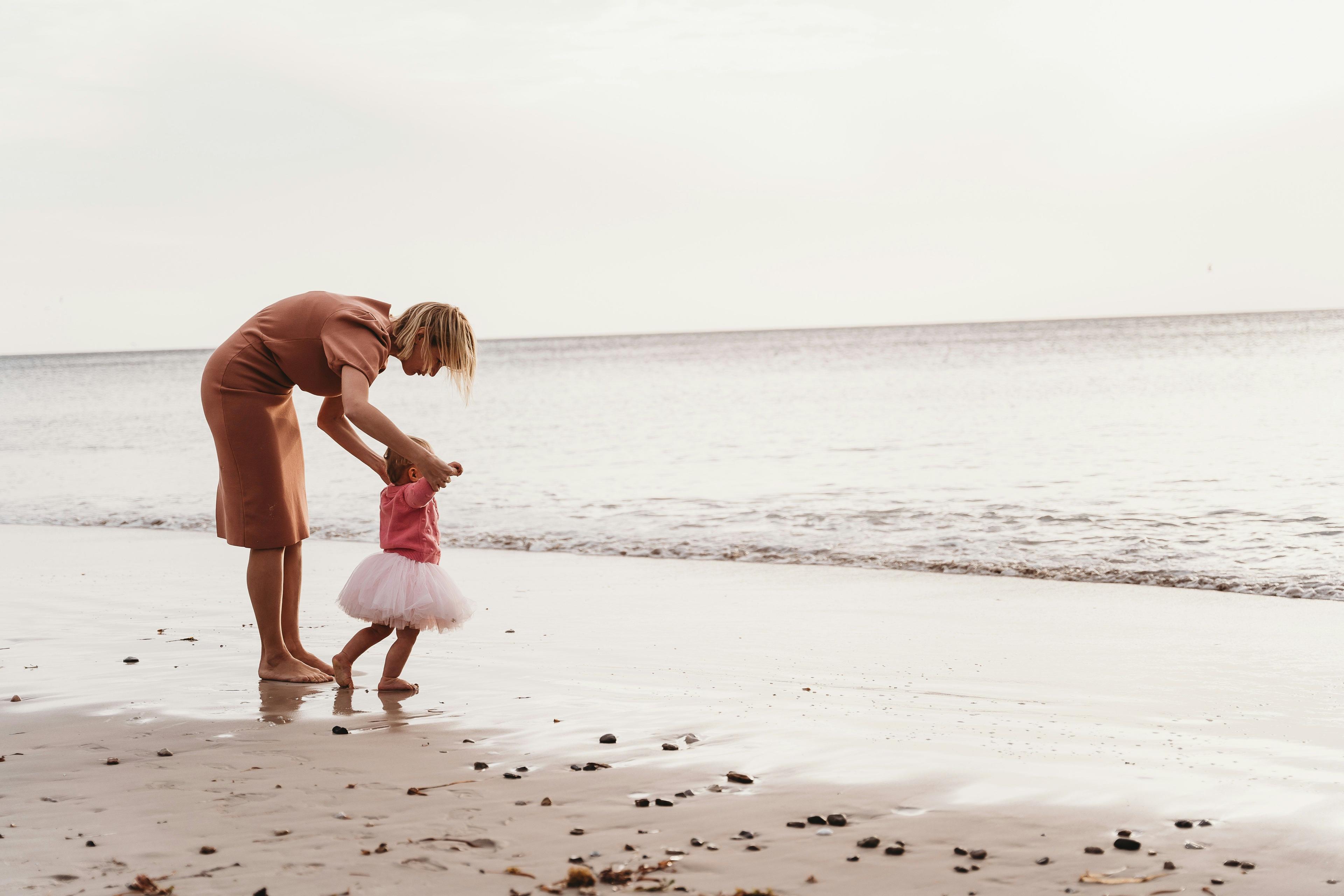 enfant à la plage avec parent
