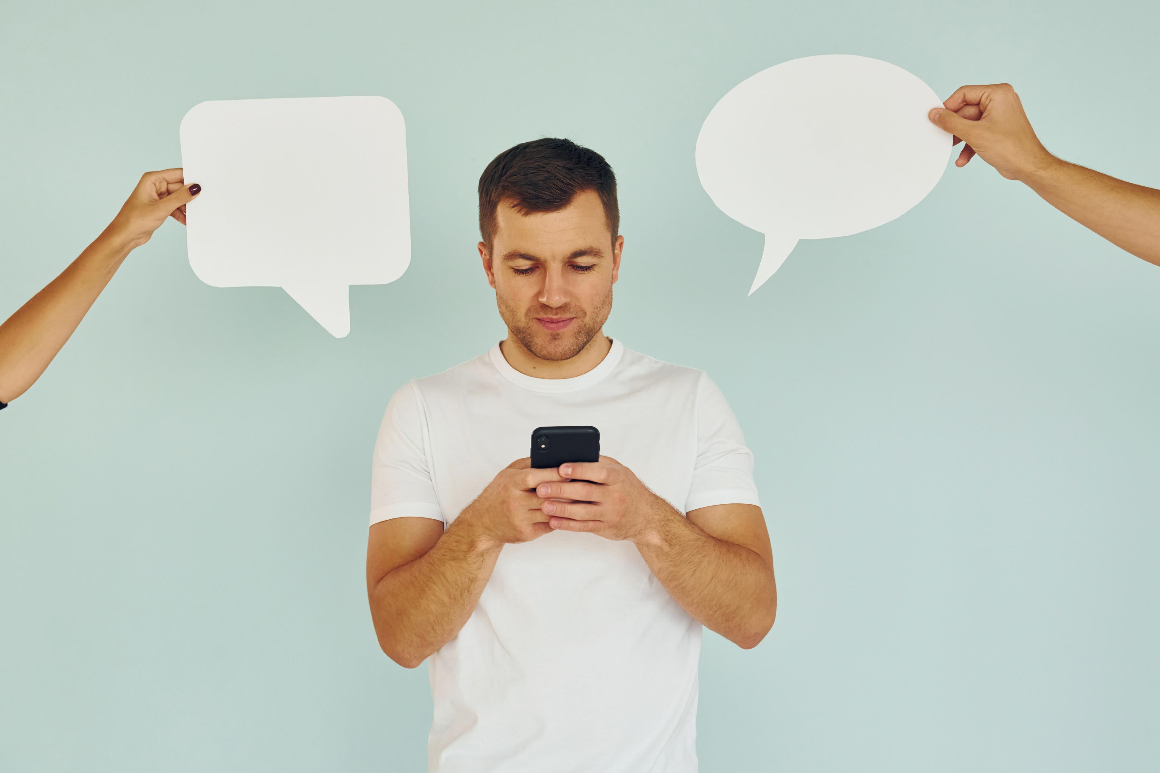 Personne faisant défiler un flux de messages sans fin sur son téléphone