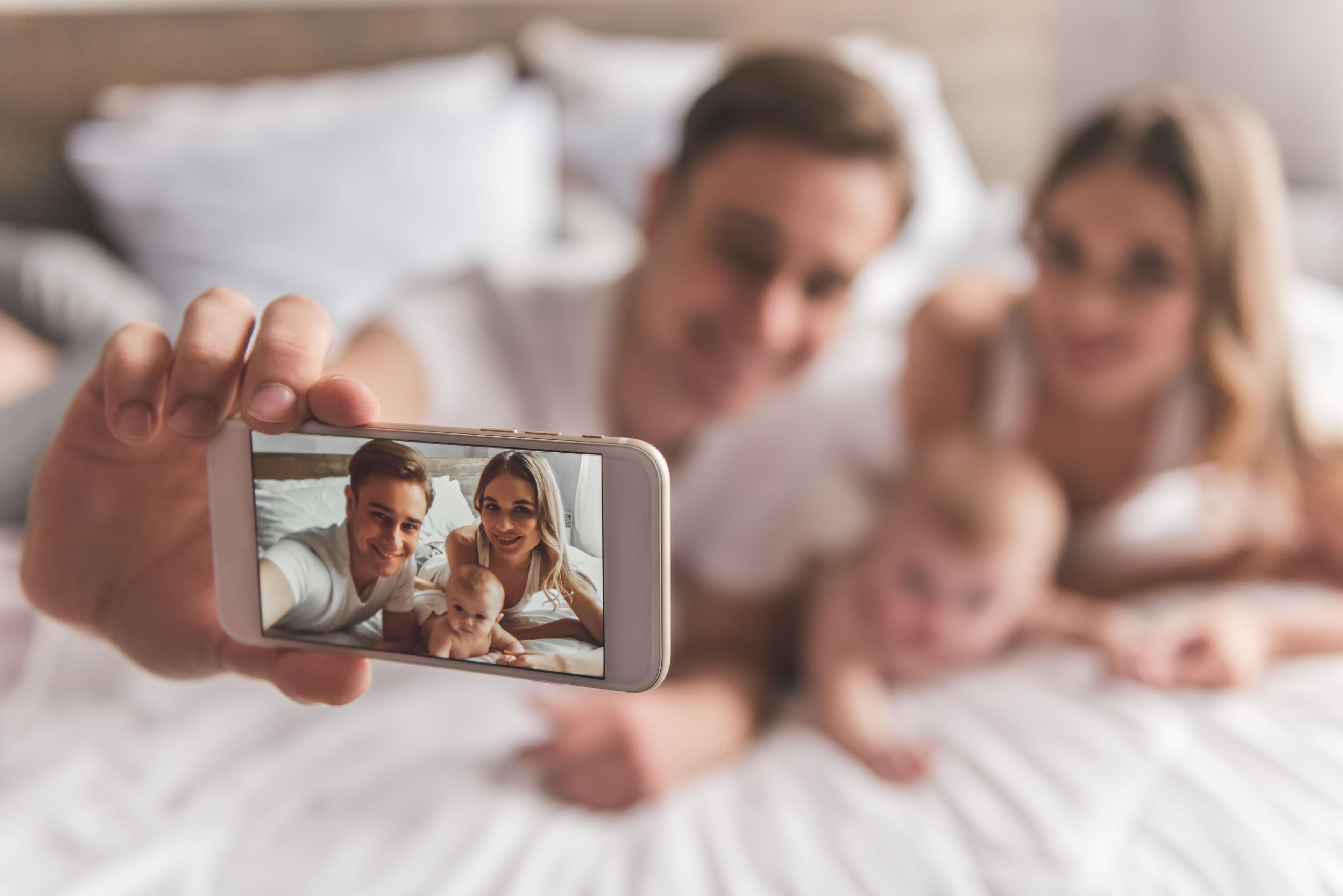 Comment partager des photos de bébé en privé avec sa famille ?