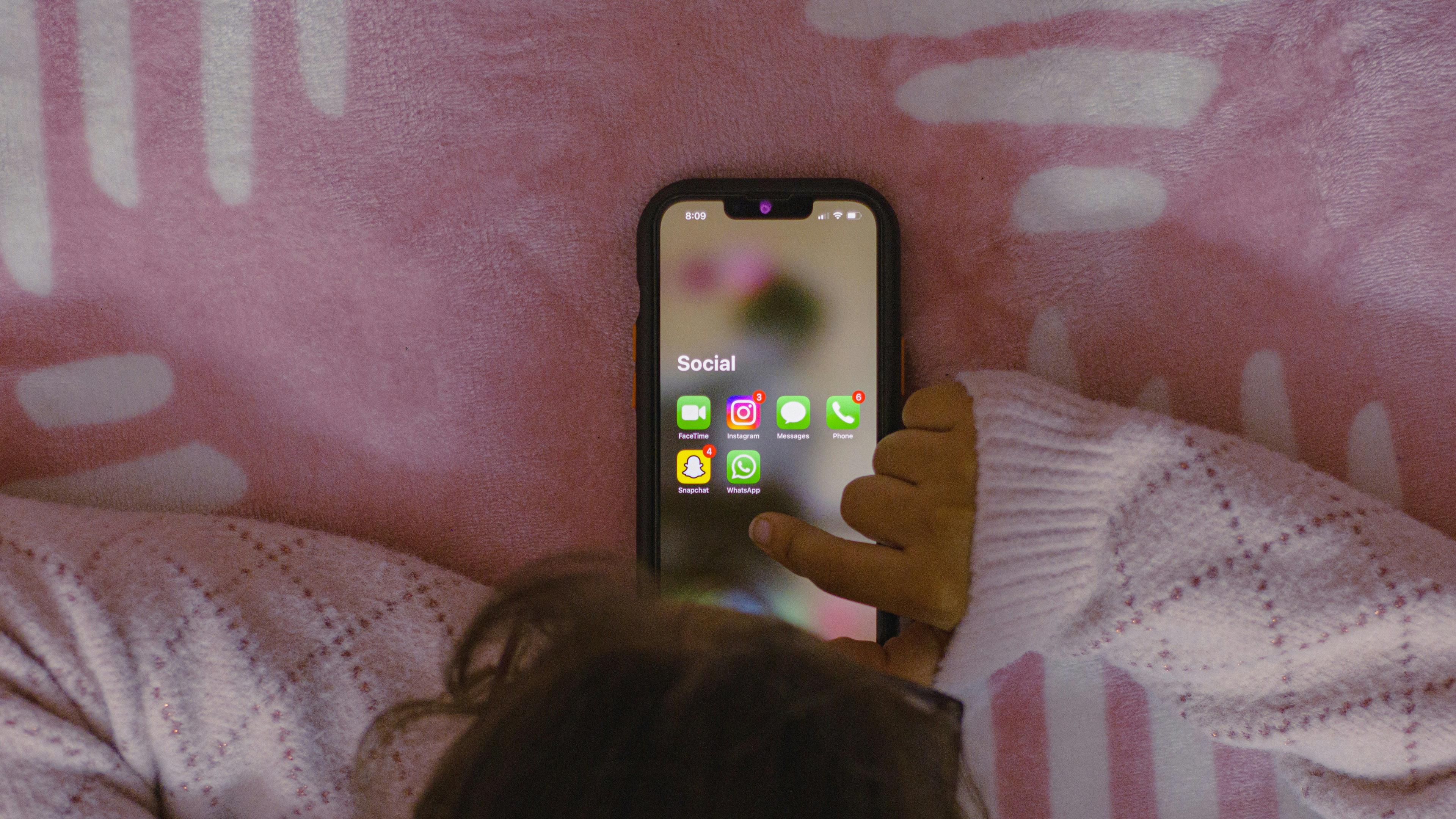 téléphone sur un lit
